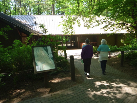 Approach to the Nature Center with a park map